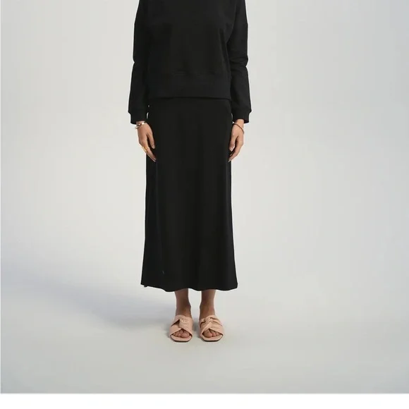 Chic Black Maxi Skirt for Women - Picture 2 of 5